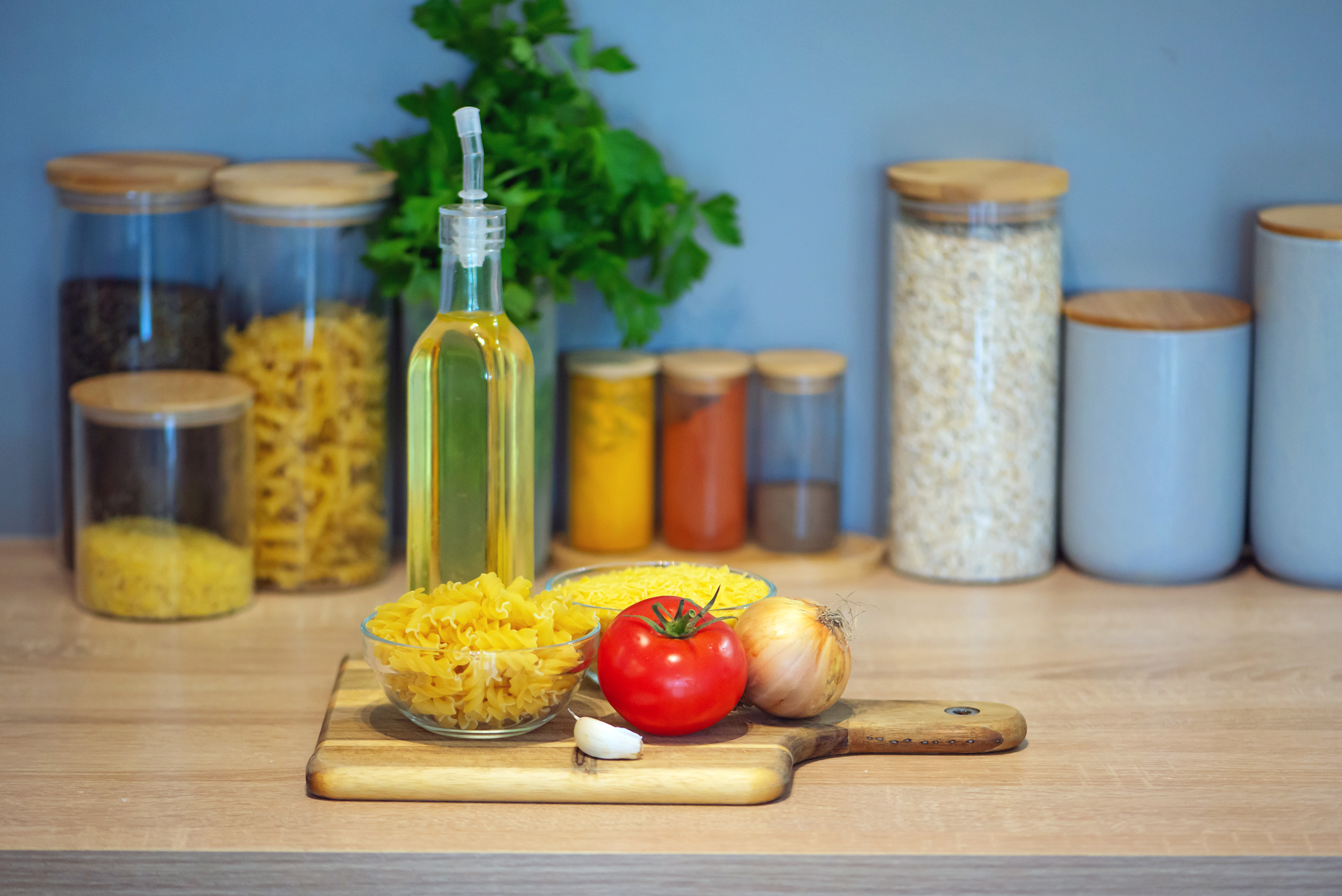 Ilustración de una despensa con ingredientes saludables